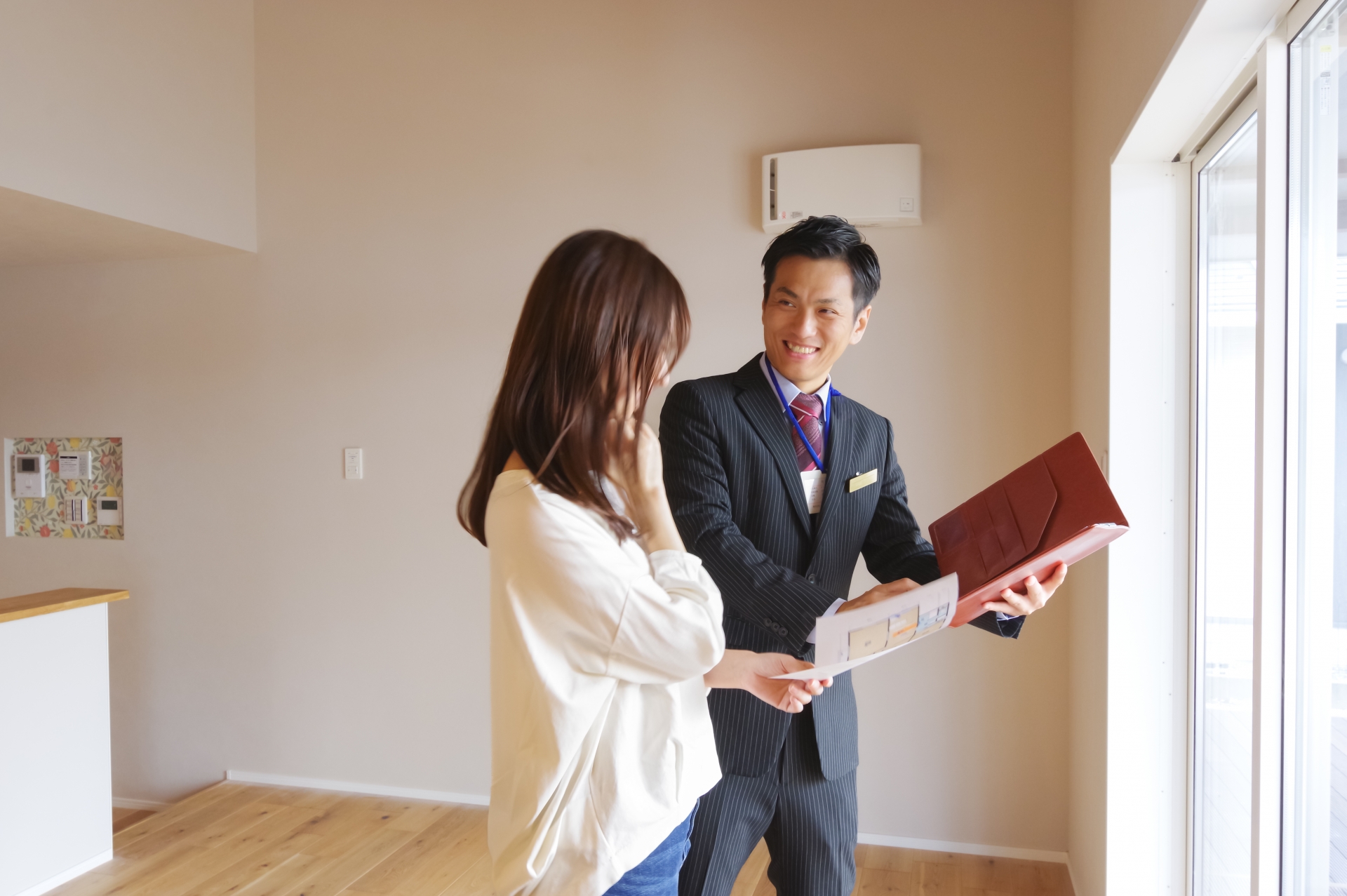 お客様に説明する営業スタッフ