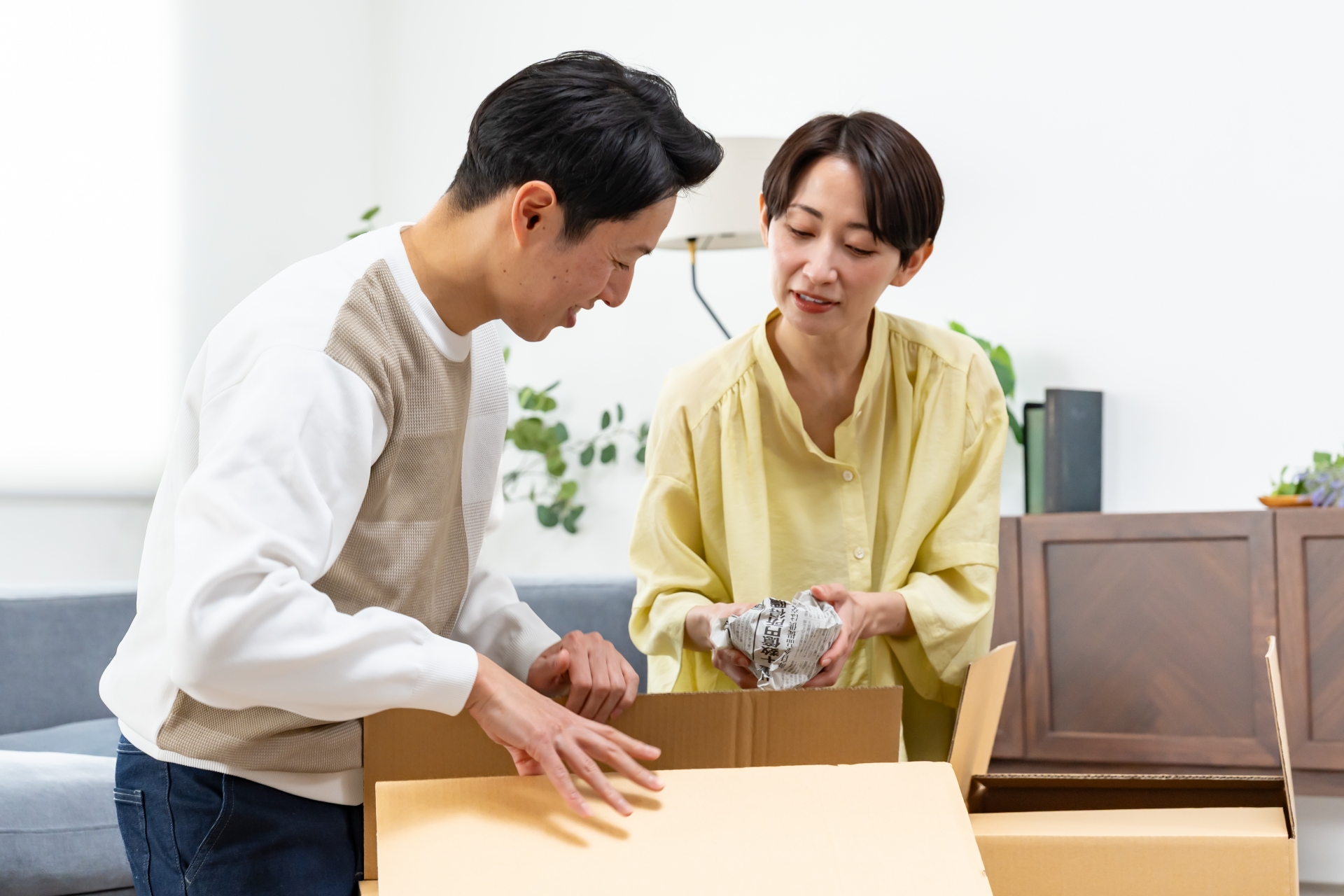 引越し作業をする女性